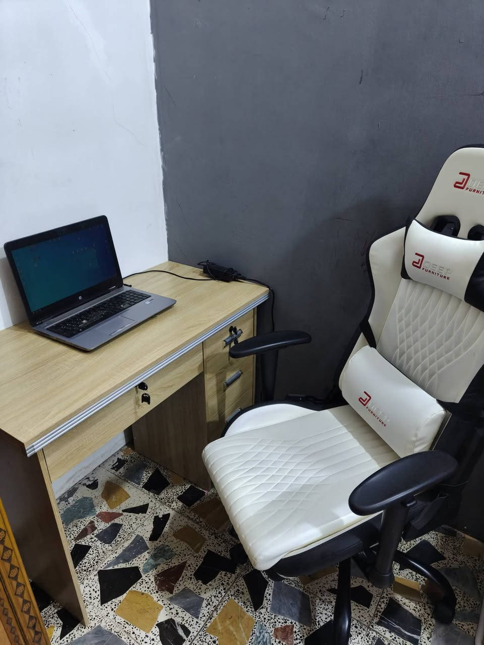 كرسي كيمنك من DEEP FURNITURE يتحمل وزن ثقيل فوك 150 كيلو
نضافه 100
مستخدم شهر
السعر 110
الجديد ب 170

ميز مكتبي عرض متر
مستخدم 3 أيام 
السعر 60

العنوان بغداد الشعلة 
توصيل ماعندي
***********
