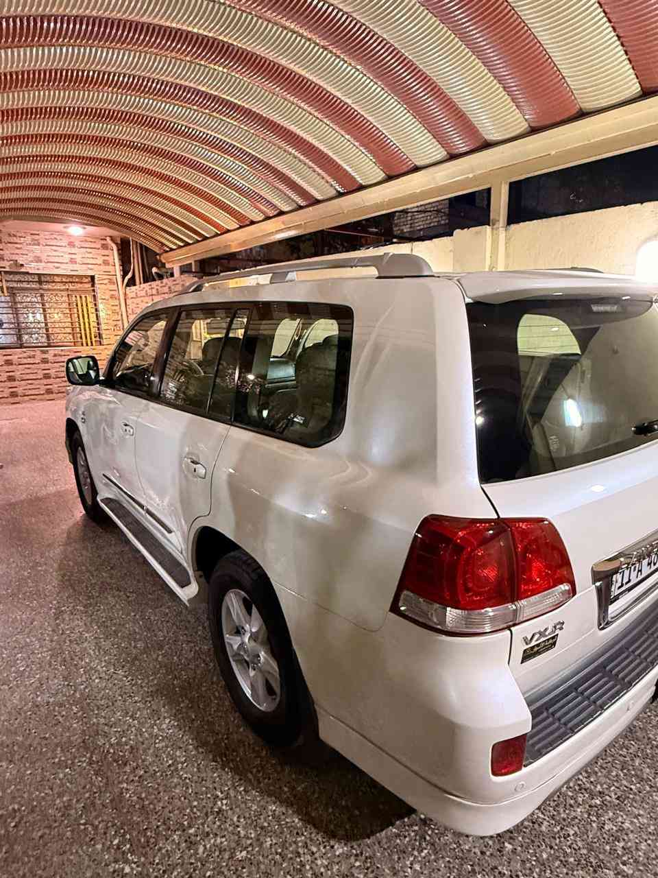 السلام عليكم لاندكروز 2010 VXR السياره جديده بشكل مواصفاتها فول 1/1كراسي جلد + كهرباء تبريد منفصل شاشه اصليه دفيدي سقف ستيرن كهرباء السياره مكفوله  كلها 
السعر 33 
مكاني بغداد شعله 
الرقم ***********
