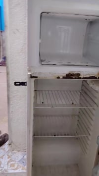 ثلاجة • شغالة • رزه الباب طايحه
