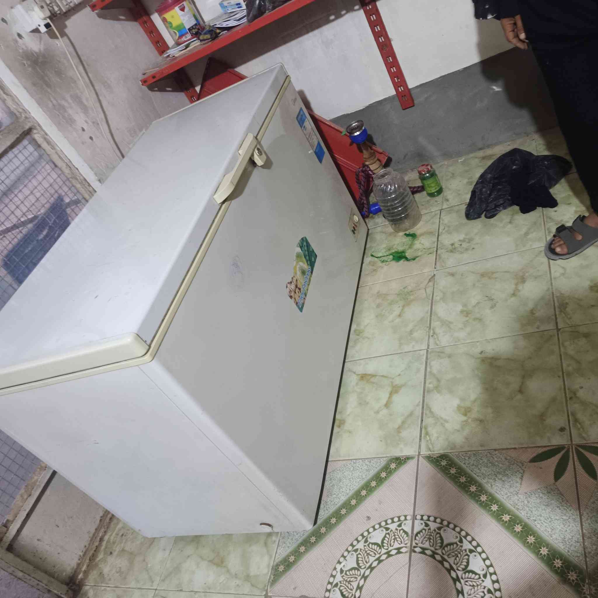 سلام عليكم
مجمده 250وبيه مجال 
وثلاجه100
وبراد 30
لبيع 
***********
