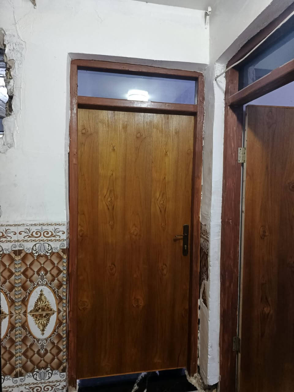 من رخصت مدير الكروب
بيت للبيع المساحة م 100 مربعة 8 ونص ونزال 12ونص
يحتوي على استقبال 4 ونص ×4   مطبخ 2 ×6 ونص
اثين غرف نوم صحيات اثنين البيت ناقص فقط سراميك مطبخ
موقع البيت السكلات العشرتلاف شارع الشبكة المنطقة تبليط
كهرباء مجاري كاملة السعر ٥٣ بي مجال قليل 
***********
