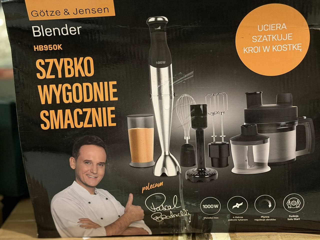 خلاط يدوي من ماركة Götze & Jensen موديل HB950K.
يتميز بقوة محرك تصل إلى 1000 واط.
يأتي مع ملحقات متعددة للخلط، الخفق، والهرس.
يتضمن وعاء سعة 500 مل للتقطيع ووعاء آخر سعة 2 لتر للخلط.
مثالي لتحضير الحساء، الصلصات،
الخلاط: خلاط عالي القدرة 1000 واط، مريح وسهل الاستخدام بفضل المقبض المطاطي.
ملحق الهرس: يساعد في تحضير الصلصات، الهرس، والحلويات اللذيذة بسرعة وسهولة.
الوظائف: يخلط، يخفق، يمزج.
الملحقات: وعاء تقطيع


**إذا كنت صاحب هذا الإعلان وتريد حذفه لأي سبب، رجاءا أرسل رسالة إلى الدعم الفني**