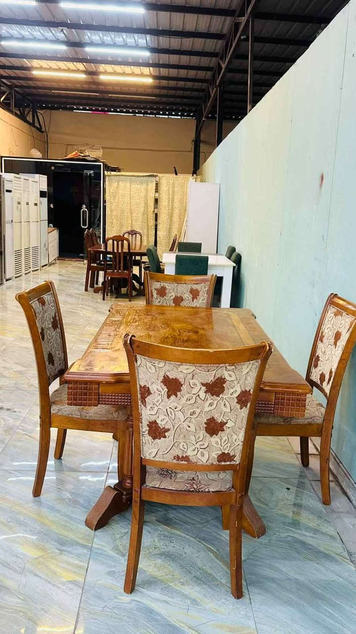 ميز طعام خشب صاج نظيف مع 4 كراسي 
🌹🌹🌹🌹قياس متر و45في 85
السعر 150الف 🔥🔥🔥🔥
موصل الجانب الايسر /حي المثنى 
🌿🌿🌿🌿🌿🌿🌿***********
الشارع المقابل لمنتزه المثنى
✅شارع عمارة النخيل 
✅وماكس جيم 
✅وازياء النمور 

داخل الفرع بالنزول قرب كراج  غسل السيارات   

(منزلي) لبيع الاثاث المستعمل 
متواجدون من الساعة ال 1ظهرا الى 8مساءا https://maps.app.goo.gl/BFTrpaanCHgXHP4H6?g_st=afm موصل, نينوى
