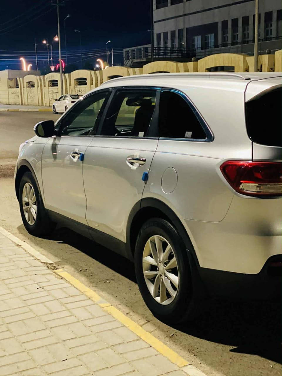 السلام عليكم
سورنتو مديل 2016 وارد امريكي 
ماشيه 121 الف 
رقم بابل انكليزي جديد هزه جديده 
مكانها السماوة الرميثة 
مشروع وطني مداور مباشر ثاني يوم 
السعر 165 بيها مجال قليل 
للاستفسار ***********
