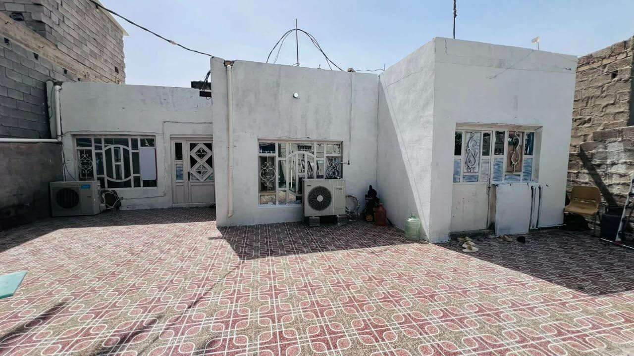 دار سكن للبيع مقابيل حي الصناعي ٢٧٠ متر يحتوي على ٢ غرفه نوم وصاله ومطبخ واستقبال وصحيات وكراج وطارمه كبيره وحديقه تبعد ١٠٠ متر عن التبليط للإستفسار مراجعه مكتب القريني للعقار الجمعيه بالقرب من السايدين *********** او ***********
