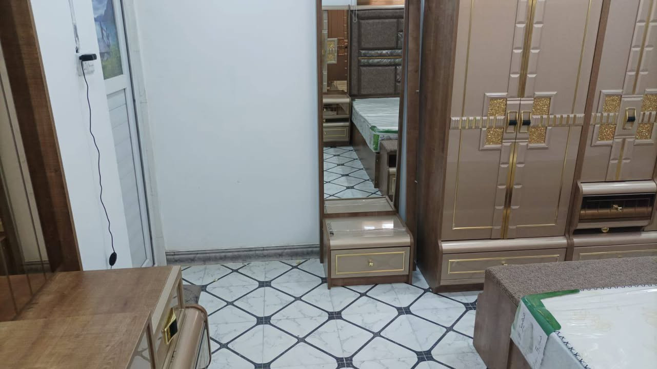 السلام عليكم ورحمه الله وبركاته غرفة نوم نوع تركي عشر قطع غرفه حلوه ونضيفه مثل ما اموضح بالصوره استخدام بصيط شرط شخط مابيها حتى اللزكات ماشالعهن ال س ع ر 2500 وبيها مجال  وهذا رقمي *********** المكان نجف وبالخدمه
