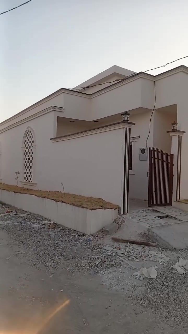 سلام عليكم ثلاث بيوت للبيع ١٠٠ متر مربع كل بيت حي بدر شارع العادلية واجهه ملكي ونظام دكت مركزي وسقف مغربي استقبال ومطبخ وغرفتين نوم واحد من الغرف سويت سعر الركن ٥٣ مليون وبيه مجال والبيتين سعر كل بيت ٤٩ مليون وبيه مجال للاستفسار ***********
