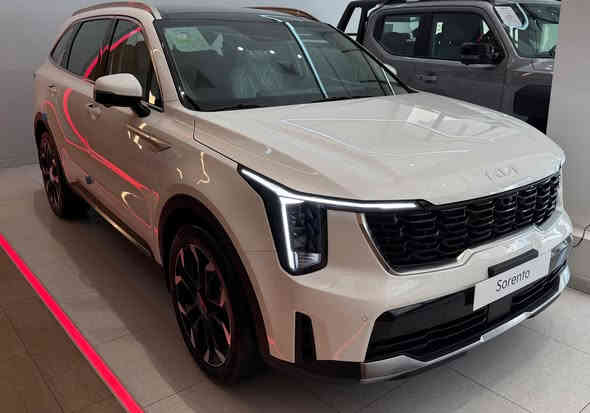 سلام عليكم سورنتو 2025 خليجي زيرو 
ضمان شركة الدولية العراقية
ضمان 5 سنوات او 100 الف
صيانة مجانية لمدة سنتين او 40 الف
سنة خدمة مساعدة على الطريق مجانية
6 سلندر محرك 3500 كير 8 سرعات 
متوفر الوان ابيض واخضر ورمادي
متوفر سقف حديد او بانوراما
(مواصفات) 
بصمة دخول ذكي تشغيل عن بعد
تقديم وترجيع بالريموت
شاشة متصل وتدعم نظام ابل كار بلي وايرلس، كير ماوس
7 مقاعد مخمل ثلاث قطع تبريد
4 كامرات امامية خلفية جانبية
ويل كب  حجم 20 ، داتا شو كراسي الامامية كهرباء
حساس امامي، خلفي، صندوق كهرباء
نظام توقف خلفي عند الرجوع ورادار جانبي
اشاير بالمري ومراة قابلة للطي كهربائيا
الانارة الامامية LED،  الانارة خلفية LED
هندبريك كهرباء، اوتو هولد 
4 انطمة قيادة، بردات خلفية 
مانع انحدار، مانع انزلاق 
تحكم تبريد خلفي منفصل 
للأستفسار الاتصال 
***********
***********
