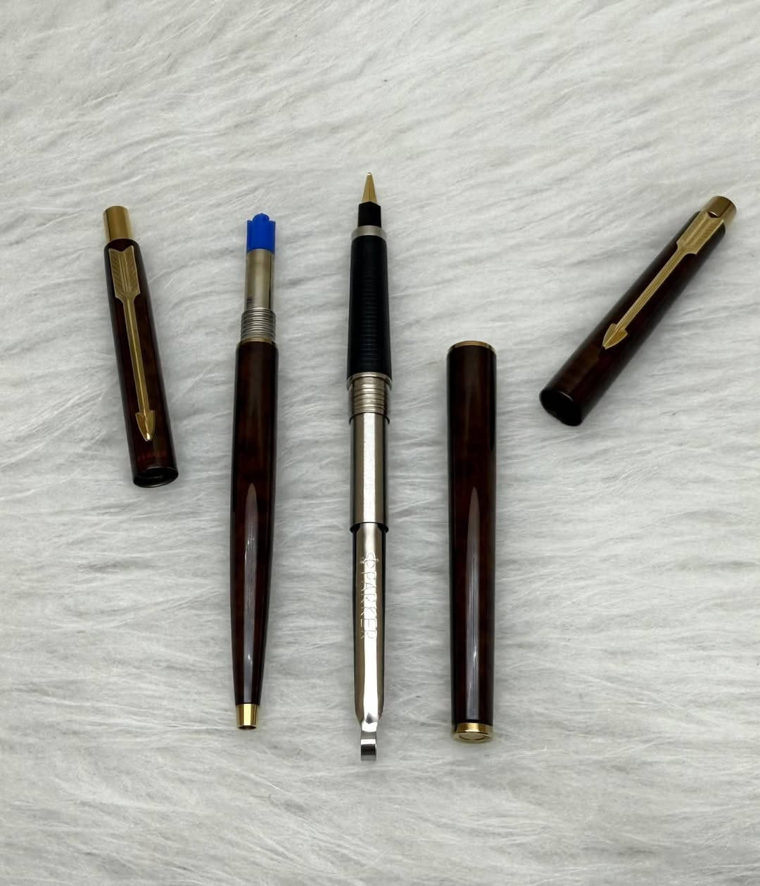 PARKER
سيت باركر كلاسك
 حبر جاف
امريكي المنشأ اصلي 
حجر (نقشة مميزة)
ريشة (سلاية) طلاء ذهب
حجم الخط F 
جديد غير مستخدم
انتاج سنة الثمانينات
مع العلبة الاصلية والكرنتي
للاستفسار المراسله على الواتساب او الاتصال بالرقم  *********** 
يوجد خدمة توصيل داخل بغداد و محافظات
