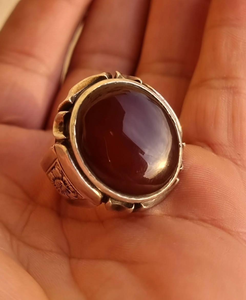 عقيق يماني كرز الكرز خامه درجه اولى حر غير معالج طبيعي بصياغه يدويه ثقيله للبيع مكاني بغداد يوجد توصيل إلى جميع المحافظات للبيع فقط فقط أحبتي الغوالي ما اراوس بس ابيع 
***********
