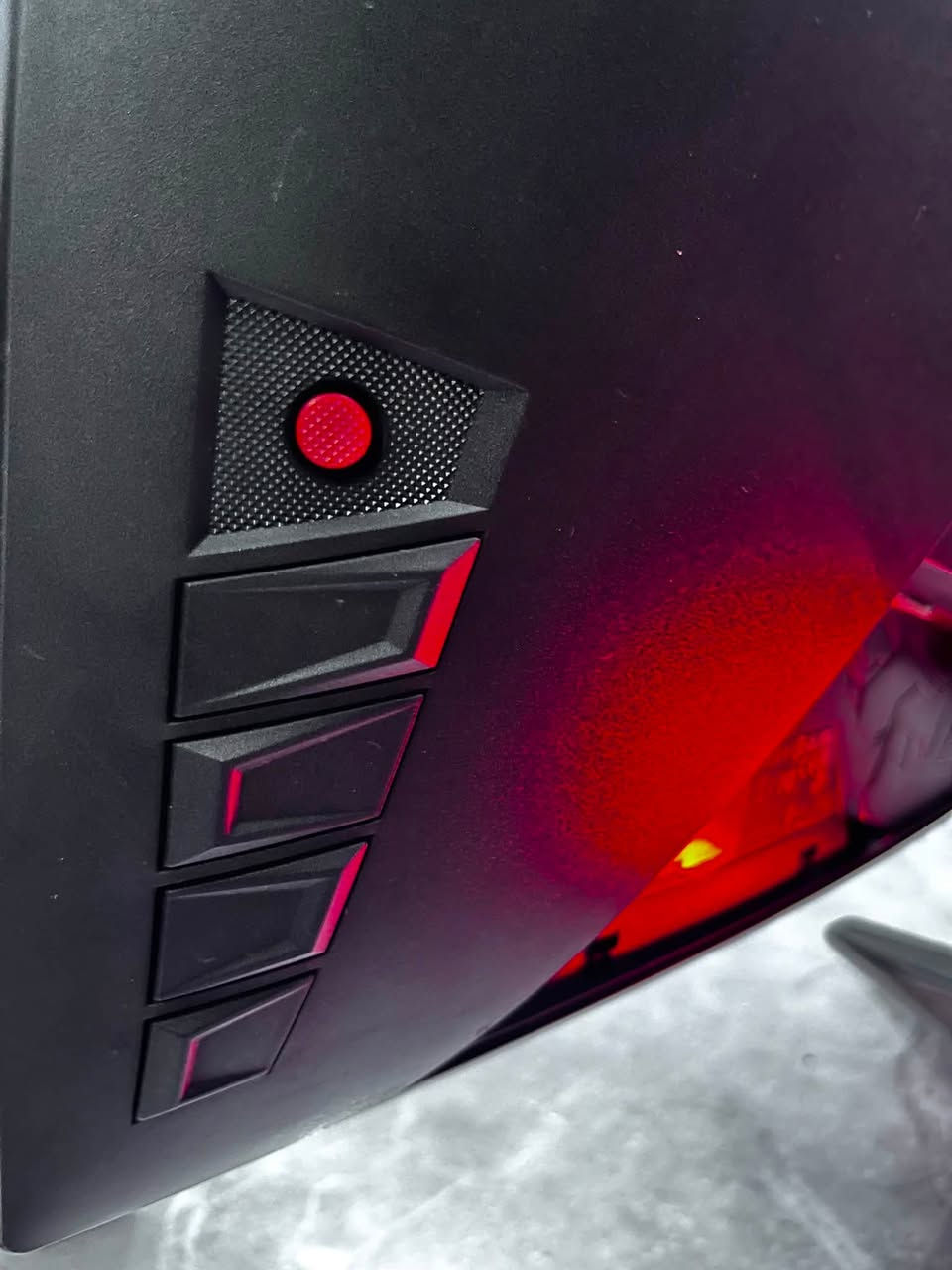 السلام عليكم اخوتي من رخصة الادمن
✅ ASUS ROG STRIX Curved Gaming Monitor
📏 الحجم: 27 بوصة
🎮 الدقة: Full HD 1080p
⚡ معدل التحديث: 144Hz لتجربة لعب سلسة وسريعة
🕒 زمن الاستجابة: سريع ومناسب للألعاب التنافسية
🌈 إضاءة RGB Aura Sync خلفية قابلة للتغيير والتخصيص بالكامل
🔴 إضاءة ROG Projection أسفل قاعدة الشاشة مع إمكانية تغيير الشعارات والإضاءة
🛠️ إعدادات احترافية ومتعددة للتحكم بالألوان، الإضاءة، الألعاب، وحماية العين
↕️ إمكانية تعديل الارتفاع (رفع وخفض الشاشة)
↔️ إمكانية إمالة الشاشة وتحريكها
🔄 إمكانية تدوير الشاشة وتوجيهها بسهولة
🎯 تقنيات مخصصة للألعاب لتحسين الأداء وتقليل التقطيع والتشويش

السعر 220 الف 
اعيوني انته إذا ما عجبك شي بالمنشور اعبر


**إذا كنت صاحب هذا الإعلان وتريد حذفه لأي سبب، رجاءا أرسل رسالة إلى الدعم الفني**