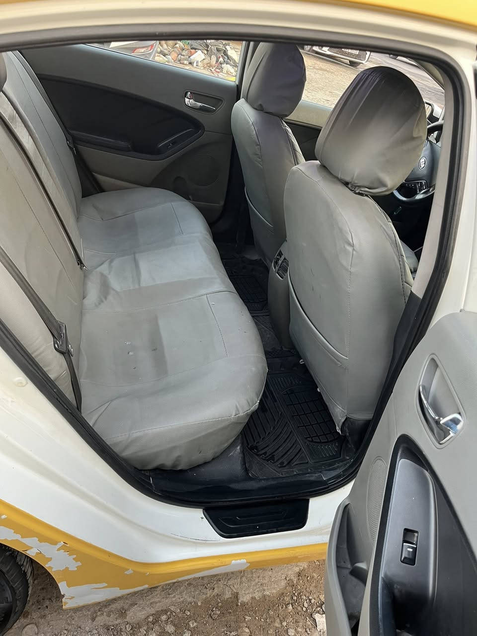 سيراتو  للبيع                                                 موديل ٢٠١٥                                                           مواصفات 
تحكمات استيرن 
مانع انزلاق 
مري شفط
فتحه
حساسات امامي وخلفي 
جلد 
السياره خير من الله 

***********
