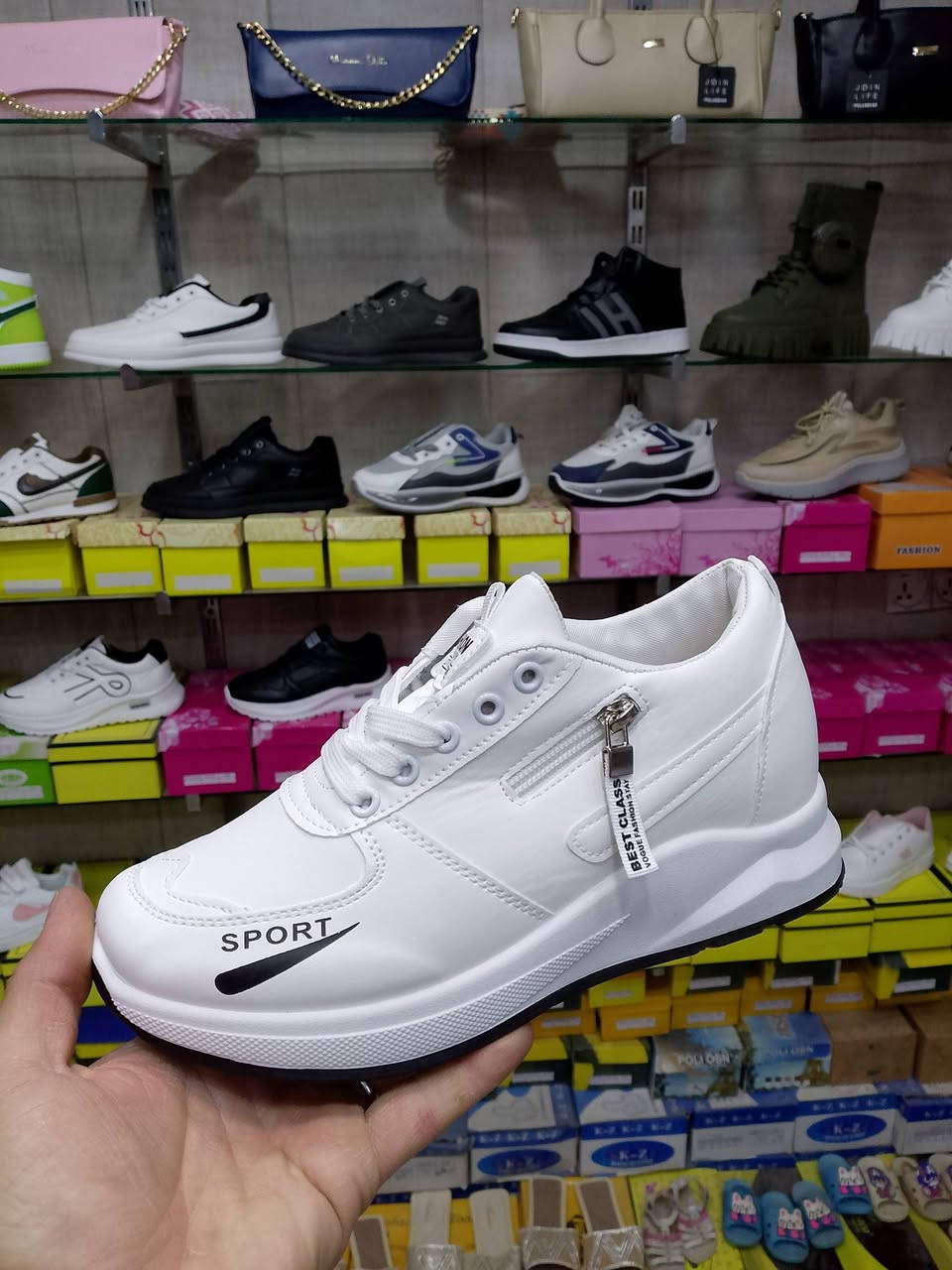 جديد جديد من معرض اميرتي للحقائب والأحذية
بوتين بناتي جميل وراقي أكثر من ٣ موديلات وأكثر من لون 

قياسات من ٣٧ إلى ٤١

اول موديل سعر ١٣ الف

ثاني موديل ١٢ الف 

ثالث موديل ١٠ الف 

يوجد لدينا خدمه توصيل داخل خانقين الفين دينار 

للحجز والاستفسار راسلونا عن طريق الواتساب ع رقم ***********
