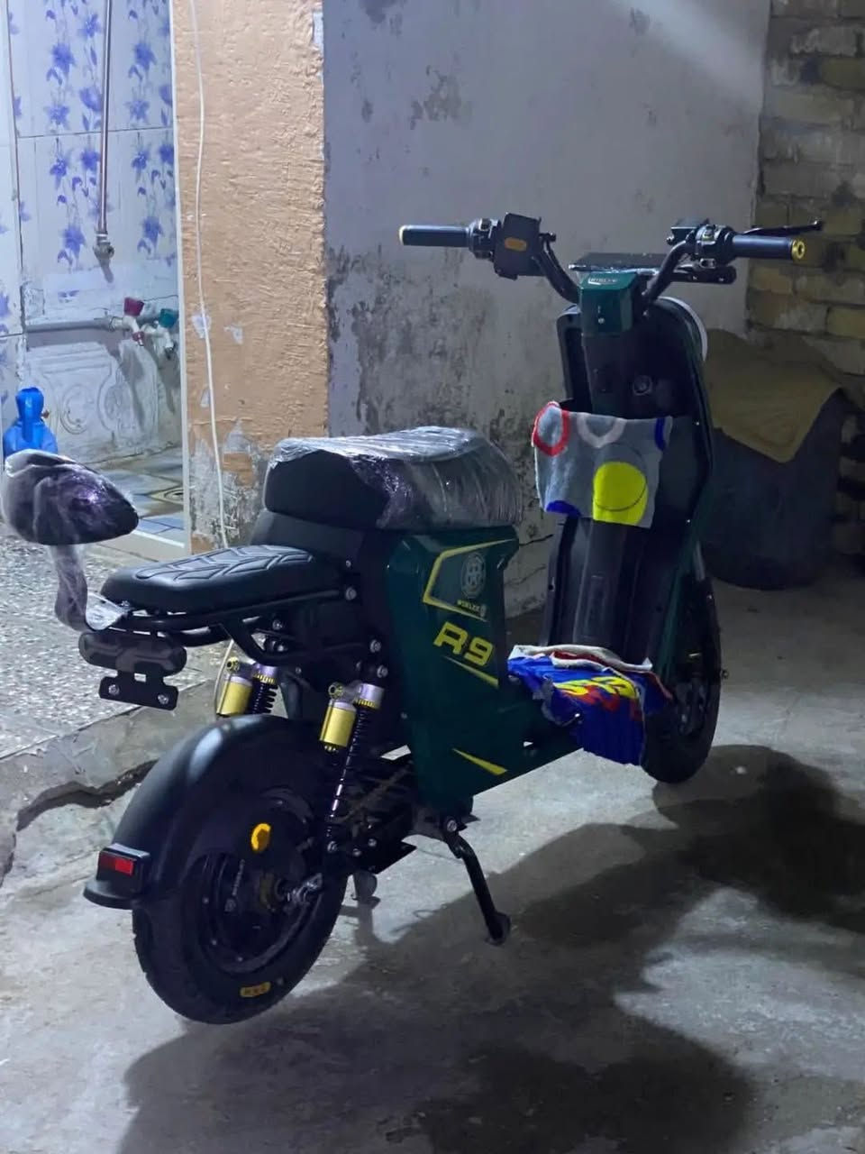 السلام عليكم دراجه شحنR9 السعر 450 وبيه مجال الدراجه كامله واي نقص ما بيه هيه وشاحنته وكلشي كامل بيه كهربائيات كامله ستاند تعليك كرت  وسويج تشغيل عن بعد الدراجه ٤نمر السرعه 109 اشاير كامله قوه الملف1500وبيه نضام R وبيه نضام البارك P  والشاحنه تدعم الشحن السريع ولايقاف الذاتي عدد البطاريات ٥ لايت عالي ناصي شاشه كبيره تكشف الاعطال والتنبيهات الدراجه ضد الماء موديلا 2025 نشرات بيه تشغيل الابلوتوث  بريك خلفي امامي دهن دبلات غاز الشراي يتفضل خاص او اتصال علا الرقم *********** العنوان بغداد حي العامل
