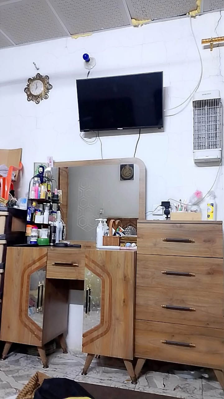 عندي غرفة نوم كاملة اي ضرر ما بيها
صارلها سنة عندي نظيفة جدااااا و الصورة أمامكم 
بس معتاز  و اريد أبيعها السعر  ب 650الف 
و بيها مجال بس الشراي يدخل 
العنوان الشعب قرب سوق 4 الألف  
رقمي /*********** في واتساب
