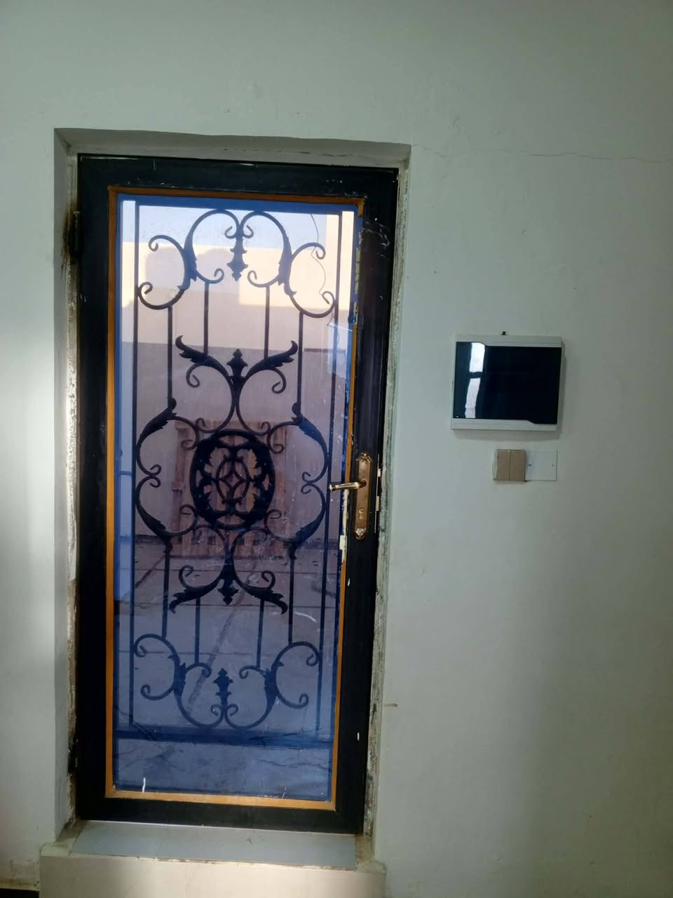 بيت طابقين للبيع   200 م فئه D داخل مجمع لؤلؤه ساوه  مقابل المستشفى الالماني جهه السيد علي ظاهر الشارع الثاني مقابيل المولدة الجديدة   يتكون البيت من 3غرف وصاله ومطبخ  واستقبال  ( براني ) و3صحيات 
(١)الطابق الارضي غرفه +صاله +استقبال+مطبخ +صحيات داخل البيت +حمام خارجي وصحيات + حديقة 
(٢) الطابق الاول غرفتين +حمام كبير +صطح اول 
 
تفاصيل اكثر .خاص او اتصل
للاستفسار 
***********

— في ‏‏السماوة‏‏
