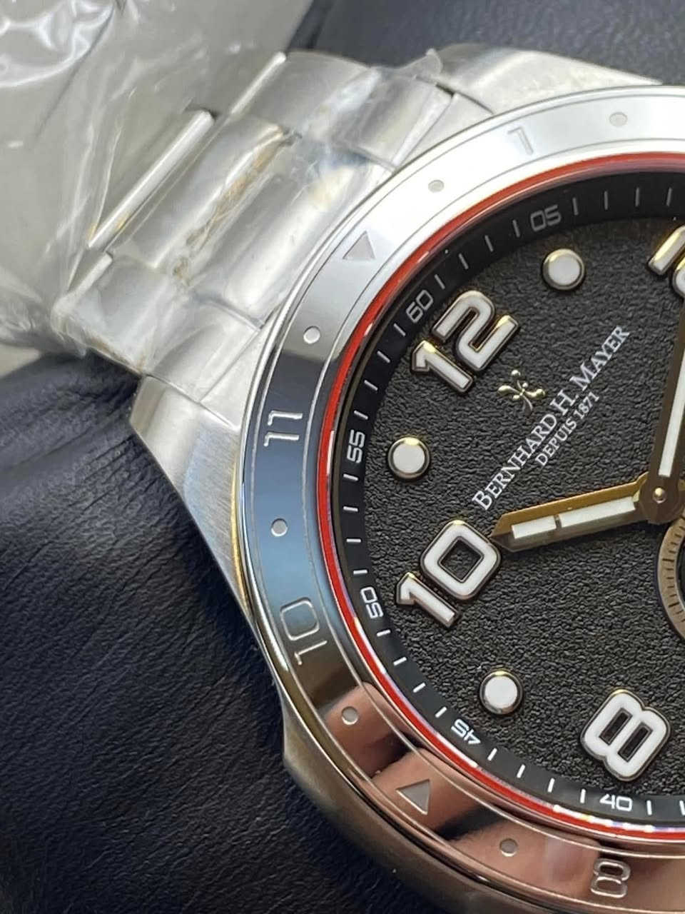 Bernhard H. Mayer

Drift Racer

وكالة كامل المرفقات 

القطر 44

مقاوم للماء 50 متر

فولاذ مقاوم للصدا 

زجاج ياقوتي مضاد للانعكاس 

لومينوس 

كوارتز 

سنتر ثواني منفصل 

توجد خدمة توصيل 

***********
