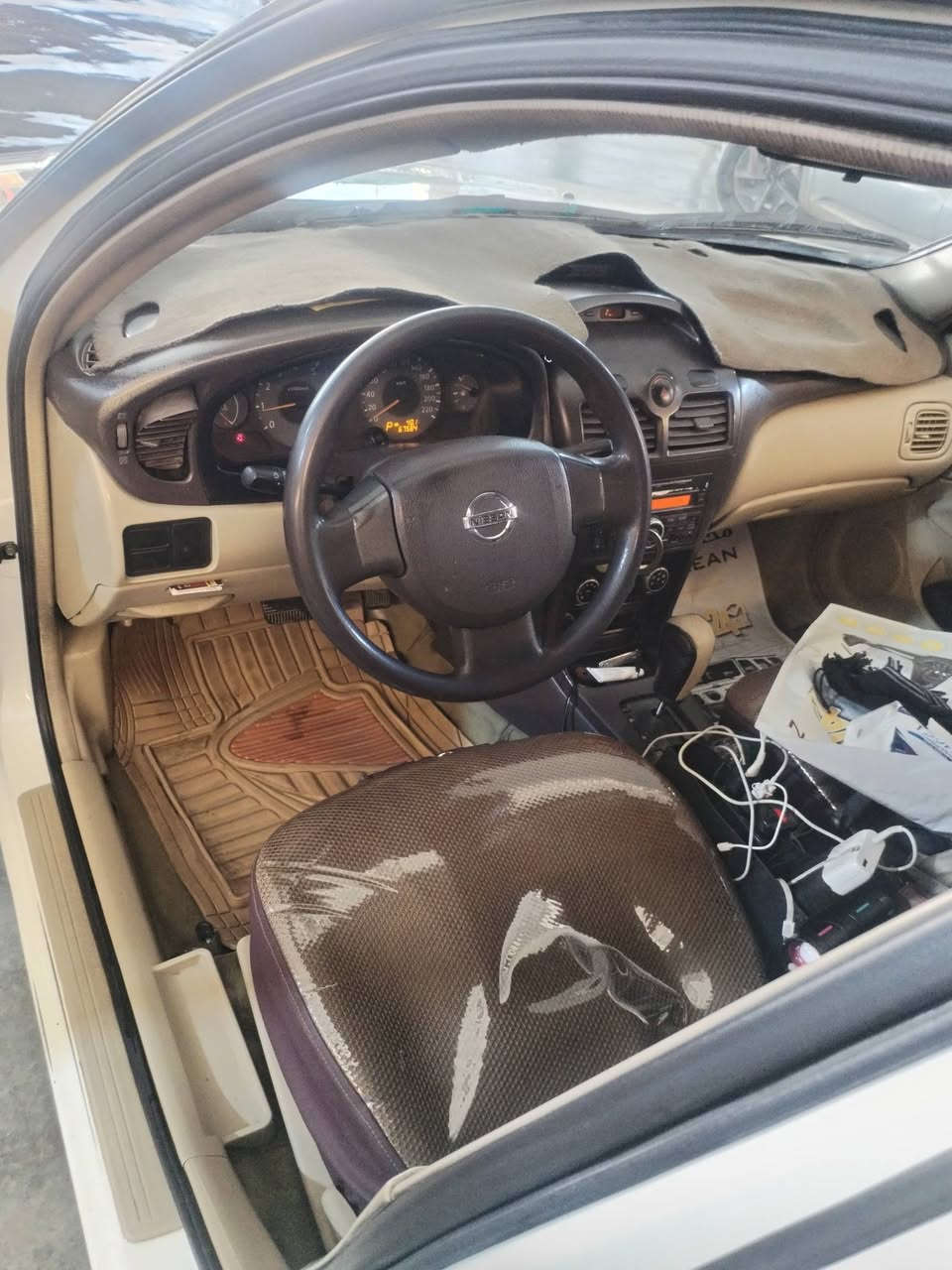 سلام عليكم نيسان بدي كوري موديل ٢٠٠٩ ماشي ٧٦ تخم تاير باتري جديد حدايه خلفي اماميه بيه طخه بل جالغ الأمامي بس اني صبغته عني مواصل لداخل جالغ وجاملغ الخلفي شبر مكاني بغداد المنصور *********** السعر ٩٦ غير متواجد عل الفيس
