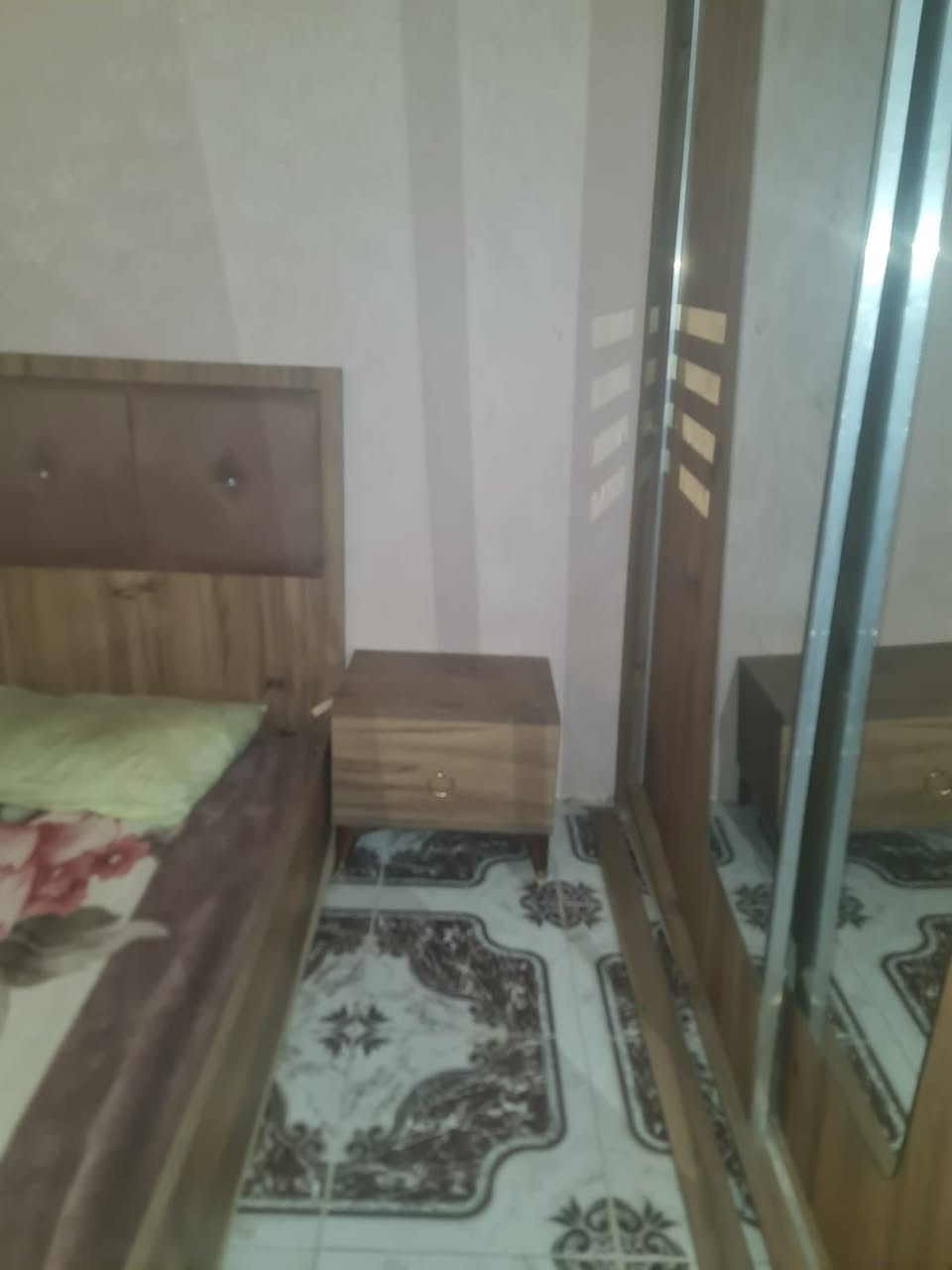 غرفة اخشاب نضيفه مرتبه للبيع بسعر مناسب 
للستفسار  ***********
عنوانه بكرجو شارع عوال مقابيل حديقه كوستجم
