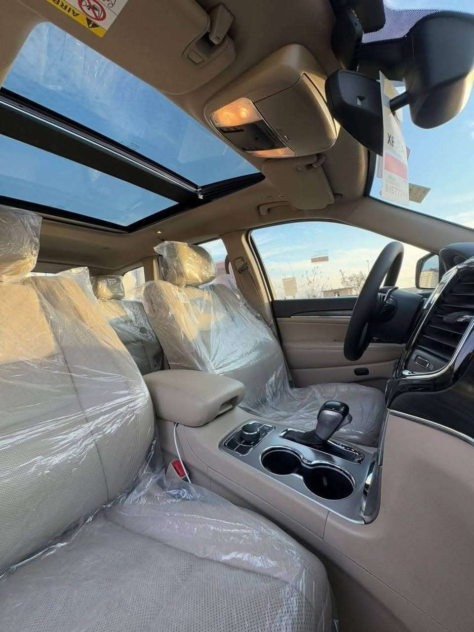 جيب كراند شيروكي لمتدد بلاص 2019
فول مواصفات ثلاث شاشات ماشيه 52 الف
السعر 300الف دولار 
بغداد م آلصدر 
*********** بغداد, العراق
