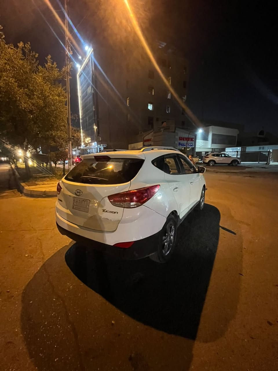 السلام عليكم للبيع توسان 2011 وارد خليجي مصبوغة عام للجماليه بيهة ضربه بل جاملغ الخلفي معمر والصندوك واضح وبيهة صوت بل مكينه صدرهة جديد بيها زنون وشاشه بنوراما فول مواصفات سنويه جديده للـ29 …. السعر 105 ورقةرقم التلفون*********** عنوان السيارة بغداد البلديات او الكراده
