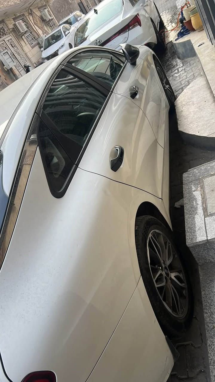 السلام عليكم كيا k5 الدوله العراقيه موديل 2021ماشيه ٥٥الف كيلو السياره استلام شركه مكفوله كفاله عامه عدى بارد بالباب مال سايق تجي وشوف بعينك مال بيت تايرات شاد جدد وباتري قبل سبوعين .موصفاتها تحكمات ستيرن اشاير بالمري  مودات قياده والمري الجانبيه ويا السويج حساساات اماميه خلفيه وبعد بيها مواصفات معروفه سعرها١٨٣ورقه  رقم التلفون ***********مكانها بغداد الاعظميه
