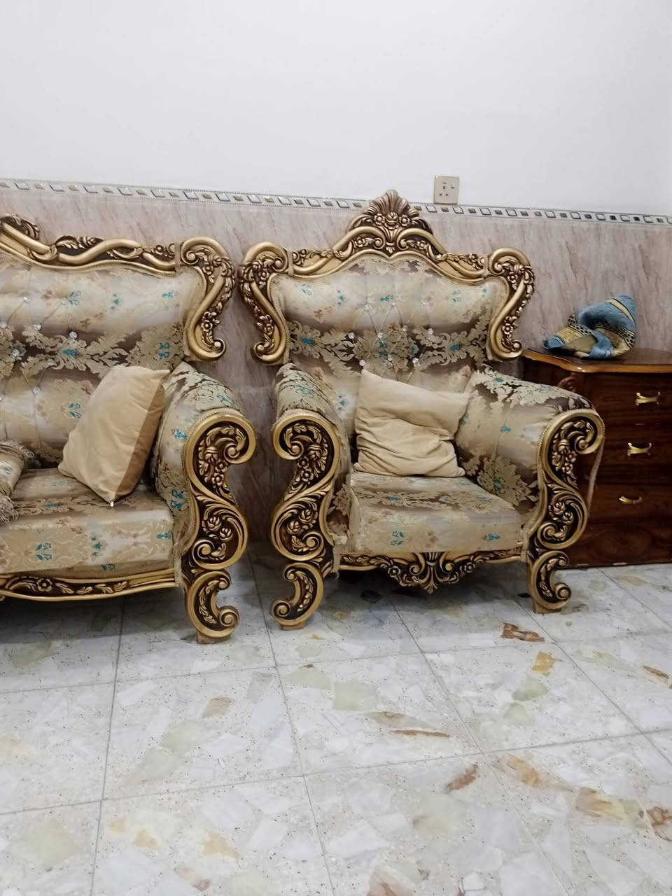 تخم ملكي البيع سعر 500بي مجال عنوان شارع 20 حي الرئاسة 3طبلات وياه رقم الهاتف ***********
