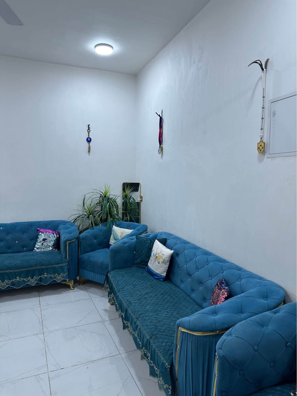 السلام عليكم (دار للبيع حواس 200 م حديث شارع جبار قرب مدرسة ضياء المنير ) يتكون من طابق واحد وستاره وبيتونة البيت بي استقبال ومطبخ حار وبارد وصالة وغرفتين نوم كراج سيارة  بناء بلوك مواصفات جيده جاهز للسكن بيت موقع جيد للاستفسار *********** لسعر جداً معقول بغداد, العراق
