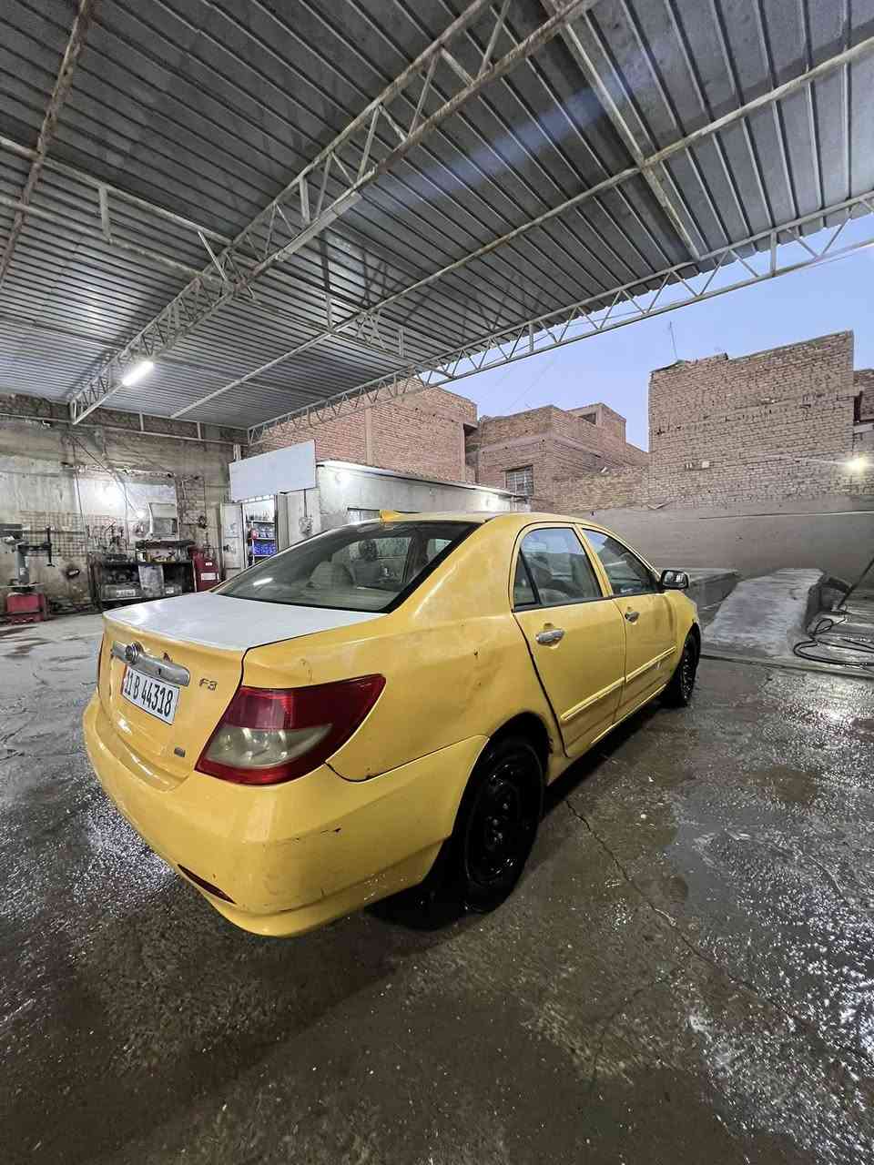 السلام عليكم بي واي دي F3 موديل 2011 بغداد باسمي مصفره هيئه وغرامات المحرك لانسر بي تبخير قليل كير عادي سعر 35 بيها مجال للاستفسار اكثر ***********
