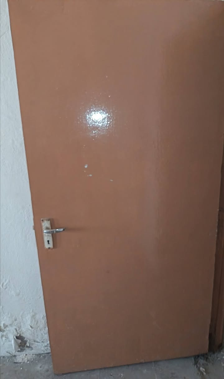 أبواب خشب عدد ٩ نضيفات
كاونتر المنيوم نضيف ٦ قطع 
ثلاجه عطلانه
كنتور عدد ٣
طباخ
مكان بغداد
استفسار 
***********
