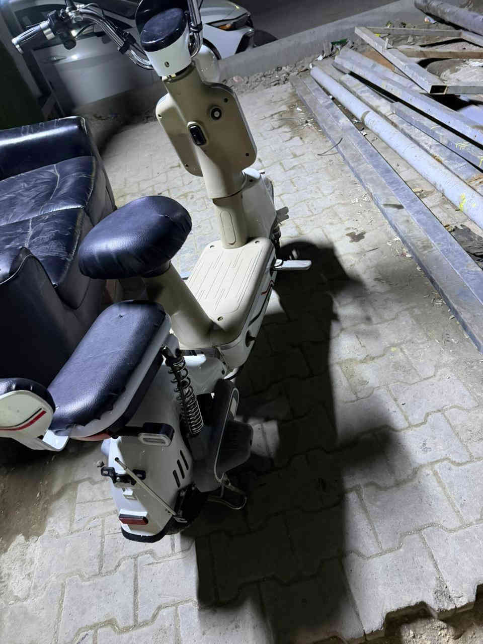 سلام عليكم دراجه شحن للبيع نضيفه مكان بغداد مدينة الصدر سعر 180 وبي مجال  رقم الهاتف ***********
