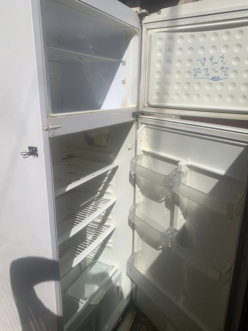 ثلاجة حجم٢٢ قدم لون ابيض تجميهه ممتاز السعر ١٢٥ الف التصال على***********
