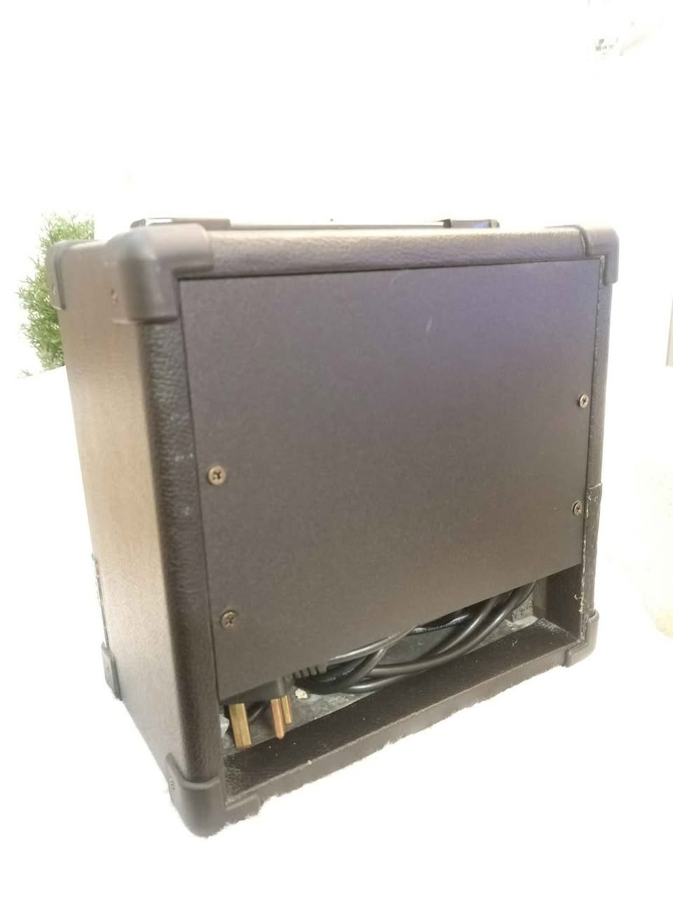 مضم صوت غیتار بدون إیفکت حجم صغیر 25سم ×15سم کهریائي،القدرةالأعلی30w علیها٢ خدش مغطي بنفس الجلد السليمانية, العراق


**إذا كنت صاحب هذا الإعلان وتريد حذفه لأي سبب، رجاءا أرسل رسالة إلى الدعم الفني**