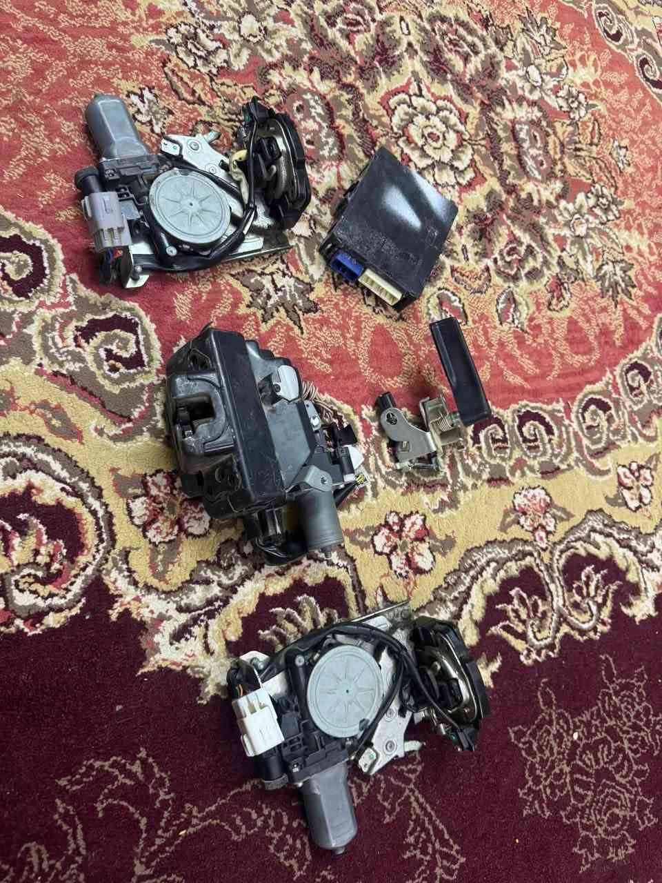 السلام عليكم  قفاله باب خلفي كهرباء شفط هنه و اليده و العاقل كاملات سستم كامل السعر 400 وبيهن مجال مكان كربلاء حي العباس شراي يتصل ***********
