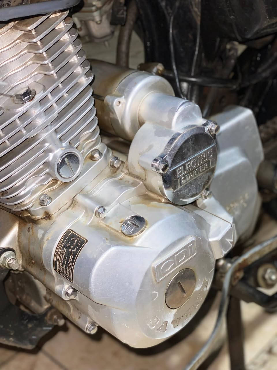 السلام عليكم دراجة ايراني سيفان
محرك 150CC 
دراجة خير من الله ونظافة محركها كدامكم

بس بيها خلل النمرة الثالثة مرات تخرط ومرات مابيها شي شنو السبب ماعرف
واني جناي

مكاني بغداد حي الحسين
رايدها ب 300 الف وبيها مجال
***********
***********
