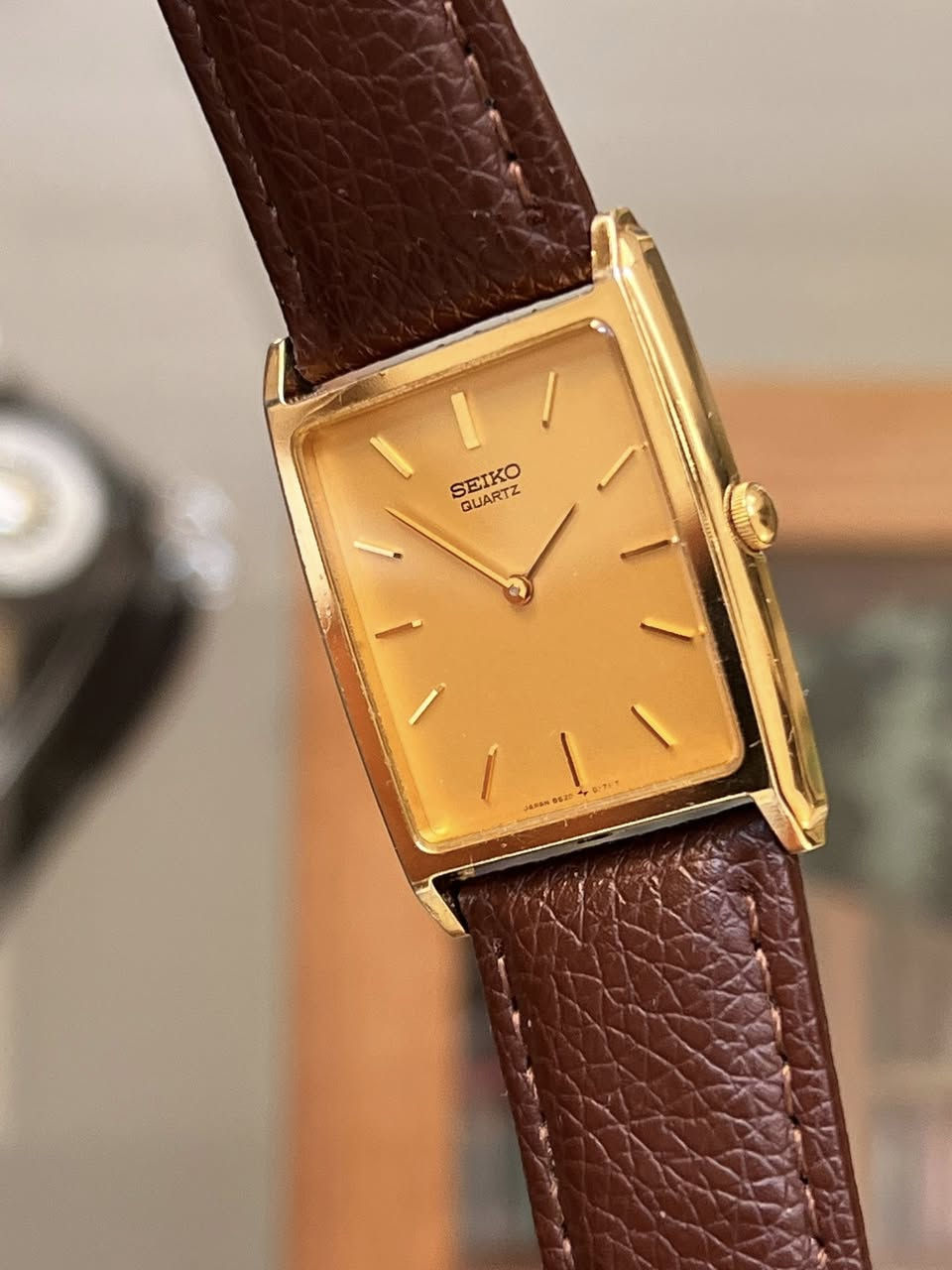 سيكو تانك (Seiko Tank) كلاسيكية نادرة - طلاء ذهب SGP - قمة الأناقة
• القطر 32m*33
.8620-5060 :(Reference) الموديل •
• الطلاء: هيكل مطلي بطبقة رقيقة من الذهب بتقنية SGP (Seiko Gold
الأصلية، مما يمنحها لمعة الذهب الحقيقي العمية (
وجود ختم SGP على الظهر يعني أن هناك طبقة فعلية من الذهب تم ترسيبها كهربائياً على المعدن.
• المحرك: تعمل بحركة كوارتز يابانية دقيقة جداً (Seiko Japan
• الحالة: الساعة بحالة ممتازة (كما تظهر الصور)، غطاء خلفي ستانلس ستيل الأصلي مختوم بكافة أرقام الموديل (5060-8620).
• الحزام: سوار جلدي بني بنقشة التمساح يضيف لمسة كلاسيكية دافئة.
🔸للحجز والاستفسار أكثر يرجى التواصل خاص🔻


**إذا كنت صاحب هذا الإعلان وتريد حذفه لأي سبب، رجاءا أرسل رسالة إلى الدعم الفني**