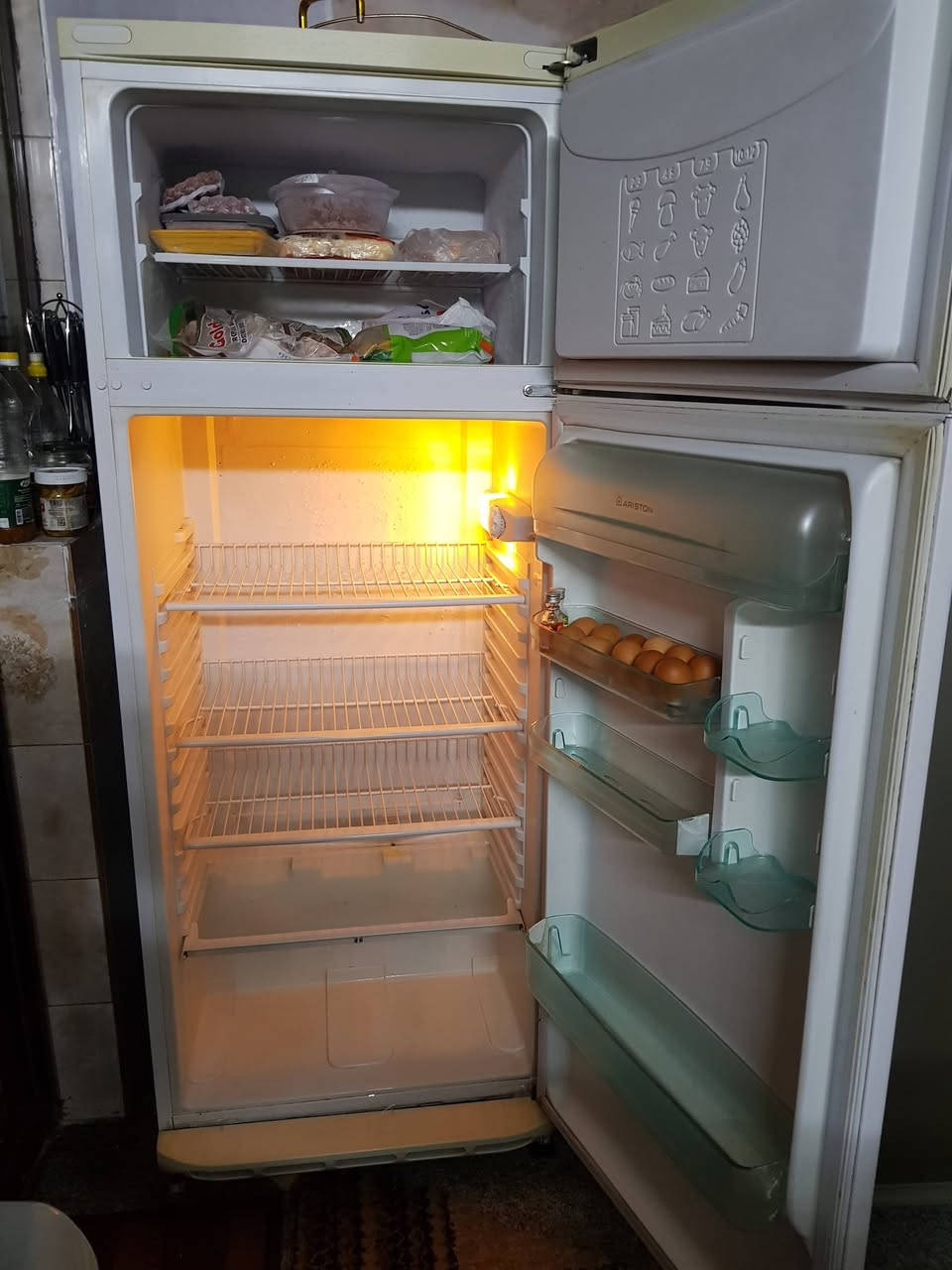ثلاجه نوع ارستون نظيفه السعر ٢٠٠الف العنوان بغداد حي الجامعة هاتف ***********
