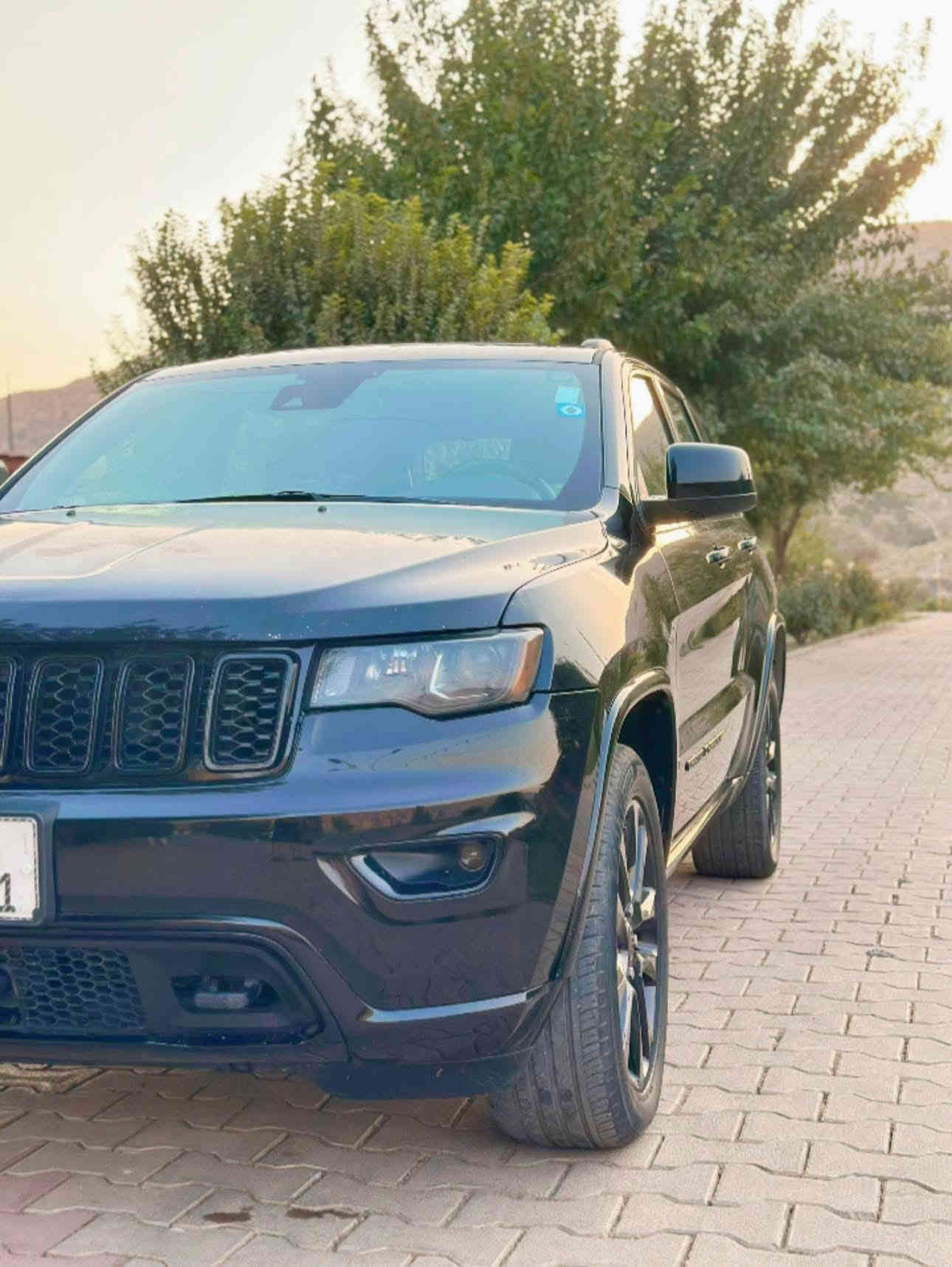 Jeep 2021 
بلاك توب فول الفول 
حادث خفيف بدون اي دواخل مفتوحات  🪛🛠️🔩 

سعة المحرك 3600 ستة سلندر لون اسود 
مكان السيارة بغداد شارع فلسطين للستفسار   

***********

المواصفات⤵️
دفع رباعي 4+4 
⭕️كشن السائق كهرباء
⭕️ كشنات تدفة وتبريد 
⭕️ستيرن تدفة 
⭕️رادار ب البجم 
⭕️رادار ب المري 
⭕️حساسات امامي 
⭕️حساسات خلفي 
⭕️لايت زنون عدستين 
⭕️فتحة بالسقف 
⭕️صندوق كهرباء 
⭕️نضام منحدرات 
⭕️ماوس +اربع وضعيات قيادة 
⭕️شاشة كار بلي 
⭕️كامرة خلفية دوارة 
⭕️مقاعد كنتاره 
⭕️محدد سرعة 
⭕️تشغيل عن بعد 
⭕️ اتو هولد 
⭕️تحديد مسار 
⭕️ سياقة  ذاتية 
⭕️نضام eco لتقيل صرف البانزين 
⭕️اصطفاف الى اوتو بارك 
⭕️تحذير الخروح عن المسار 
⭕️نضام بريك اوتوماتيك توقف ذاتي عند الرجع للخلف 
⭕️تحكم استيرن ب الكامل 
⭕️تبريد قطعتين 
⭕️تدفة ب المري

⭕️ السعر 282$
