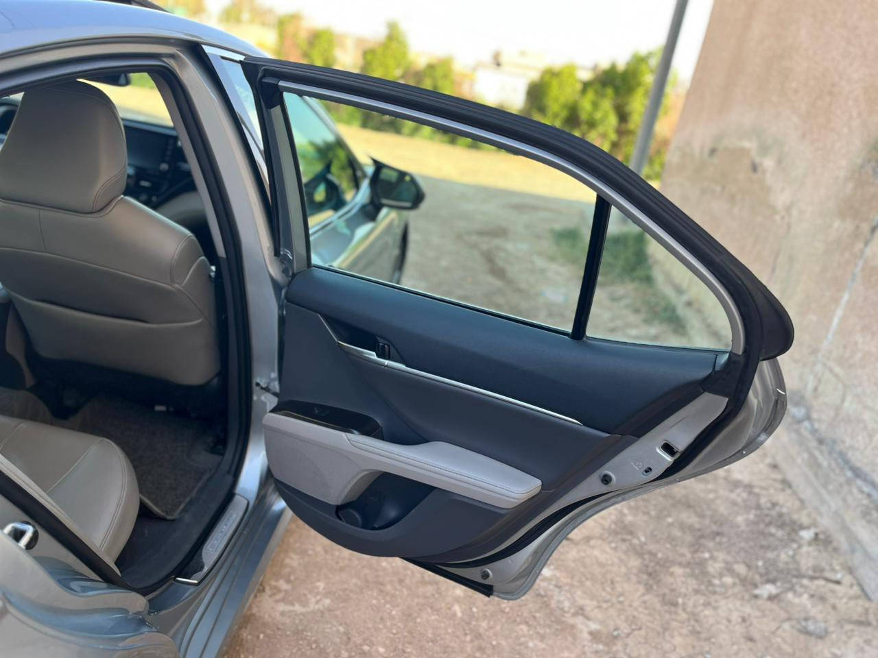 🚗 للبيع: تويوتا كامري XLE Hybrid موديل 2023
المواصفات:
• الموديل: 2023.
• الفئة: XLE Hybrid (فول مواصفات).
• الرقم: بغداد.
• اللون: فضي (سيلفر) مميز.
• الداخلية: جلد بيج، شاشة JBL الكبيرة، فتحة سقف، بصمة، رادارات، وباقي مواصفات الـ XLE المعروفة.
🛠️ حالة البودي والضرر:
• الضرر جاملغ خلفي فقط.
• الإيرباك سليم 100% (بدون إيرباك).
• السيارة بنظافة ممتازة جداً وشرط الفحص.
📍 المكان:
بغداد
💰 السعر:
220 ورقة ($22,000) - وبيها مجال طيب للشراي الجاد.
📞 للتواصل والاستفسار:
• اتصال: ***********
• واتساب: ***********
