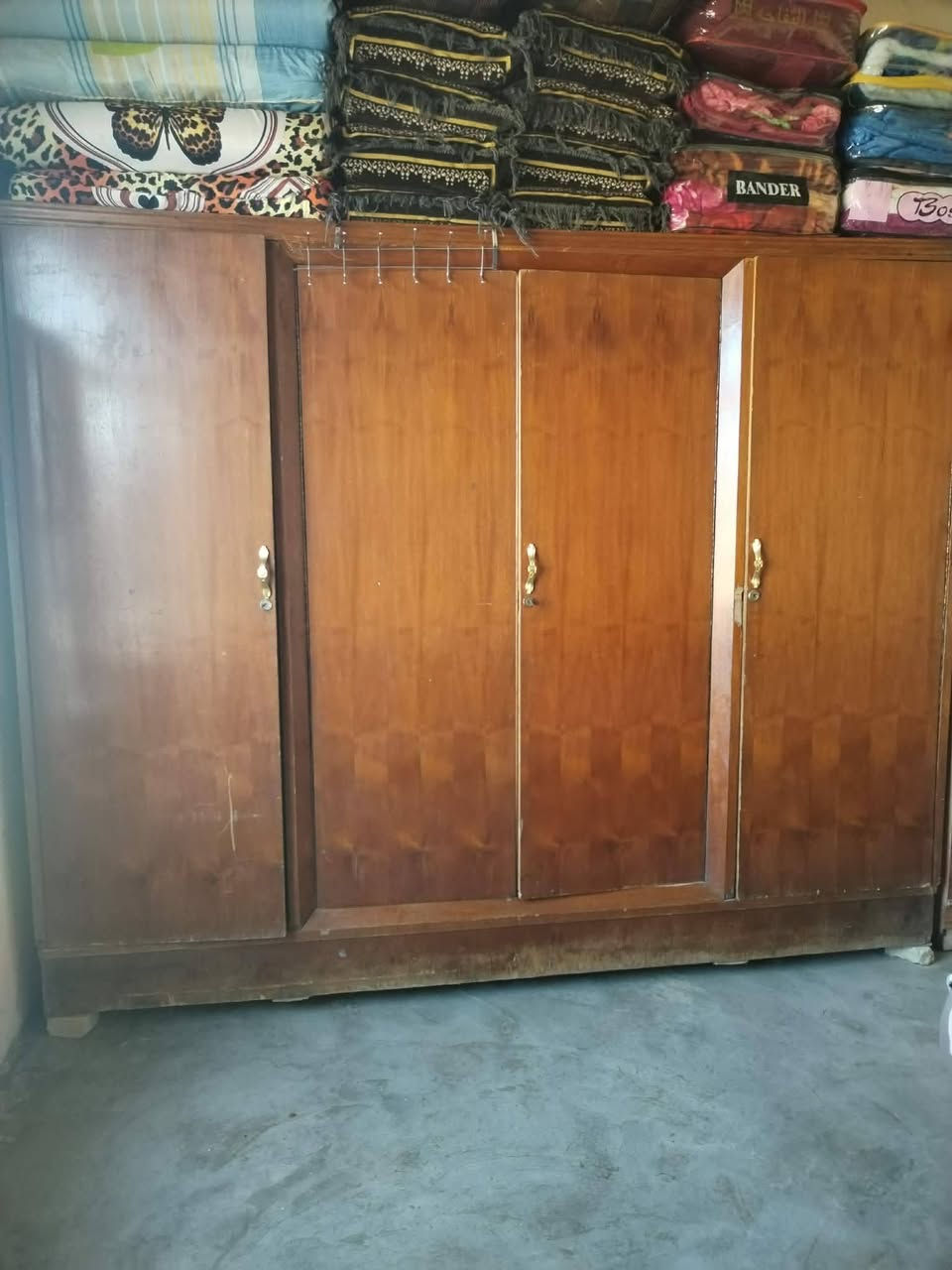 السلام عليكم غزف اخشاب للبيع السعر ٢٠٠ الف الشراي يتصل على الرقم ***********
