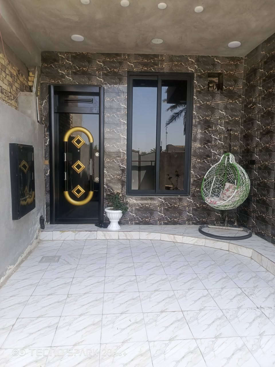سلام عليكم
دار للبيع 
طابو زراعي سند 25 بسمي  
مساحه 200 متر مربع 
واجه 10 نزال20
الطابق الاول 
+كراج سياره +حديقه +مطبخ + ستقبال+هوال +مجمع صحيات داخليه خارجيه +غرفين نوم +مناور عدد 2
الطابق الثاني 
غرفين نوم + هوال+مجمع صحيات
 
موقع الدار 
حله ورديه خارج شارع 30 قرب مستشفى الكفيل 
يبعد عن الشارع العام 50 متر فقط 
الاستفسار الاتصال ع لارقام 
***********
***********
