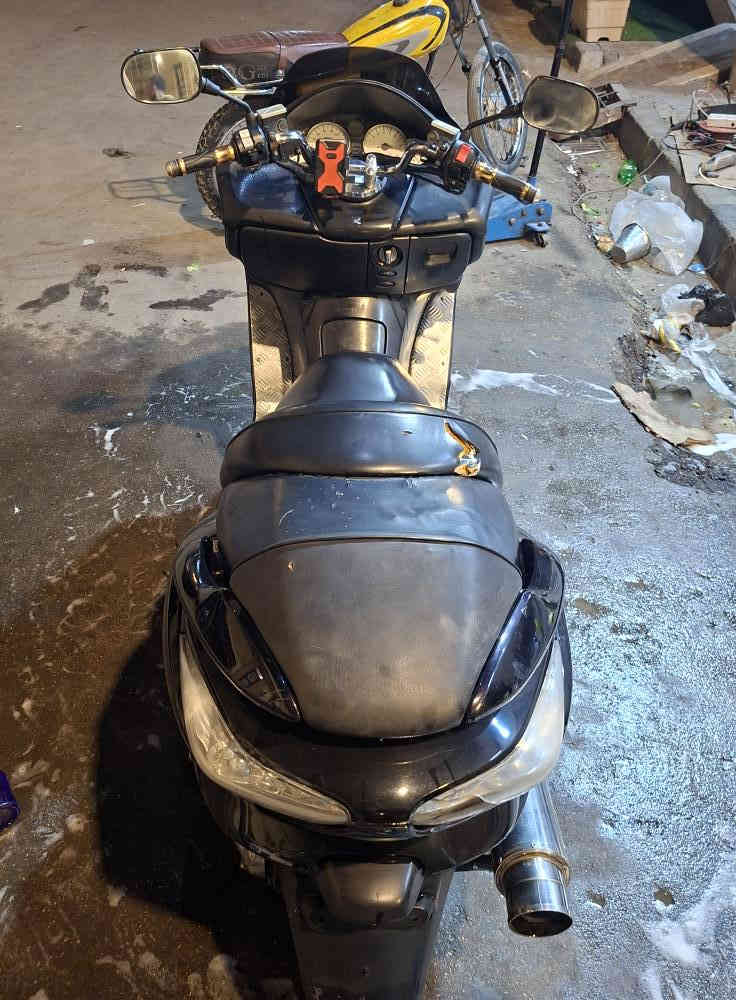 السلام عليكم 
صفر ٨ 
كير ملغي 
شلعه بطناش
ستاند حساس 
زنون عالي ناصي 
بانزين كله محسن 
دهن امزويل  
كفاله 
كزوز رياضي 
دشبول red
بك لايت كرستال 
الدراجه ما ماشيه هواي واحلا من الصور بهوايه مكاني نجف رقمي ***********
مامتواجد عل فيس 
السعر ١٤٠٠ مو تخابرني تكلي بيش والجناي يعرفله بعد
