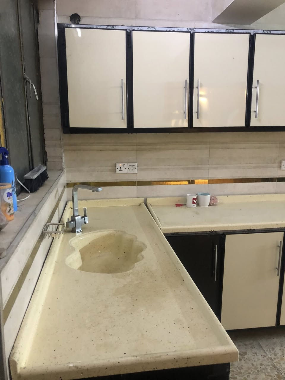 السلام عليكم 
كاونتر تفصال للبيع   
استخدام قليل
العنوان بغداد / حي الامانة   
القياسات.  
السنگ / ١٧٠ سم 
الكاونتر  / ٣١٠ سم 
المعلق /٣٧٠ سم  

٧٥٠ بي مجال 
***********
