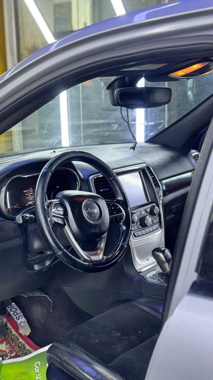 jeep grand cherokee
موديل 2018 
فئه Black top 
تو ويل 
بصمه 
شاشه جبيره 
تدفئه الكشنات و الاستيرن 
مثبت سرعه 
توقف ذاتي خلفي 
صندوق كهربائي 
ماشيه 92 الف 
صور الحادث موجوده بالمنشور 
السياره جاهزه من كلشي 
السعر 240
***********
