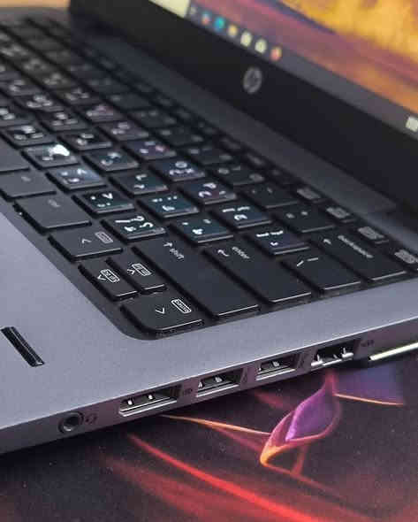 🔥 متوفر الآن من *لابتوبيا* 🔥  
*HP EliteBook 820 G1* – لابتوب عملي وخفيف بسعر ولا أروع!

💻 *المواصفات:*
- المعالج: Intel Core i5 - الجيل الرابع  
- الرام: 8GB DDR3  
- الهارد: 256 SSD – سرعة تشغيل عالية  
- الشاشة: 12.5 إنج – حجم مثالي للتنقل  
- الكيبورد: ضوئي مع ستيكر عربي  
- البطارية: جديدة تدوم لساعات 

✅ مثالي للطلاب، الشغل المكتبي، التصفح، الدراسة، والمشاهدة  
✅ تصميم أنيق وخفيف – يتحمّل وياك الشغل اليومي  
✅ السعر: *فقط 155 ألف دينار شامل التوصيل*

📦 يوصلك مغلّف + ملحقات كاملة

📲 للاستفسار و الطلب:
واتساب: *************  
#لابتوبيا – نوفرلك أكثر مما تتوقع 💻✨
