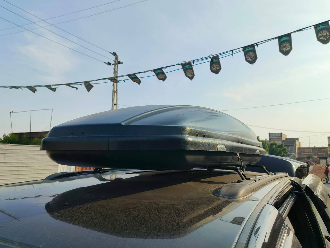 سلام عليكم بوكس صندوق فوق قمارة بحالة جيدا قياس كبير الطول 185والعرض 90بيه مفتاح ضايع بس ينقفل يدويا أو سويلة رزة وقفل عادي بس جنت مخليه عل سيارة عادي معليه شي سعر جوة سوق 175 للشراي رقم *********** مكانه بغداد
