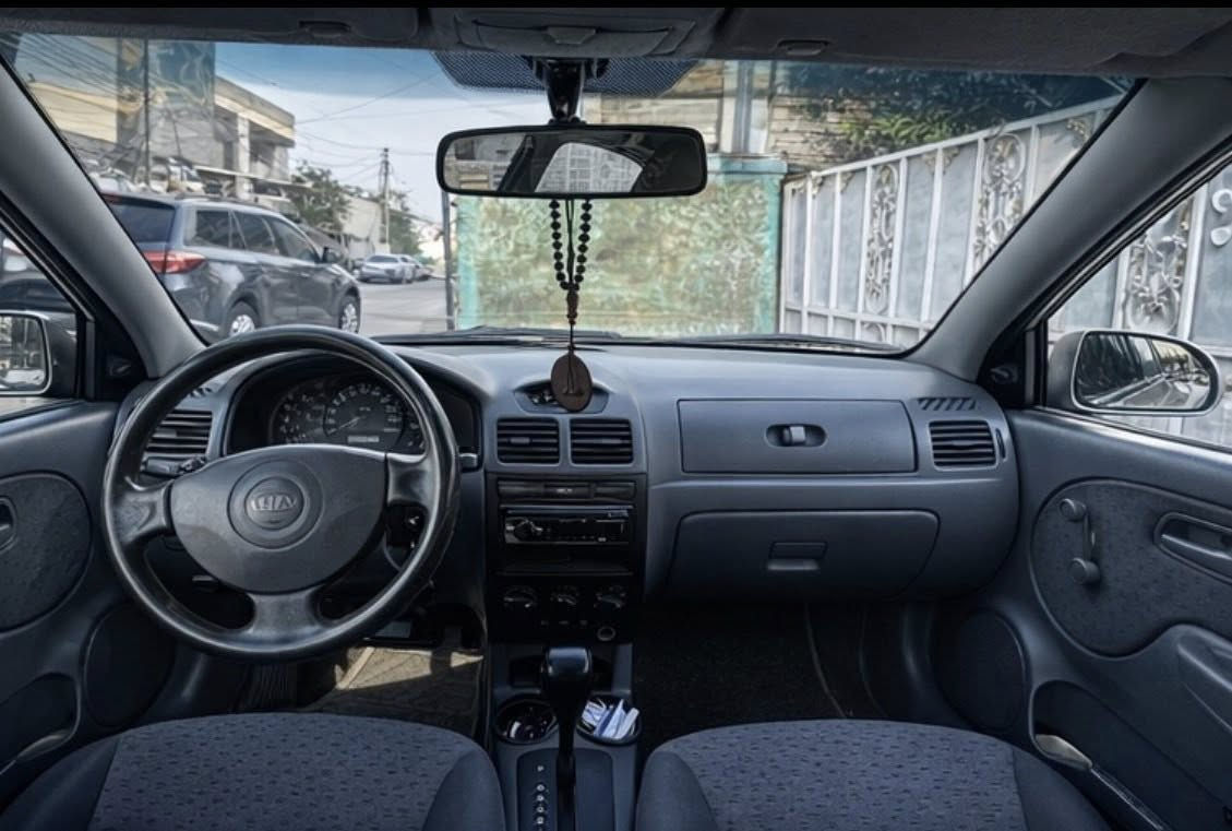 السلام عليكم للبيع فقط 
كيا ريو خليجي 2004 سياره جاهزة من كل النواحي كهربائيات كلها شغاله باتري جديد تخم تاير جديد كير محرك بدون تبخير داخلها جدا نضيف كما موضح بصور بس بيها ملاحظات بلكشر تجي وتشوف كير اوتوماتيك رقم بغداد شرط التحويل مكانها بغداد حي العامل هاتف *********** واتساب السعر 40 $ ورقه وبيها مجال حق الجيه
