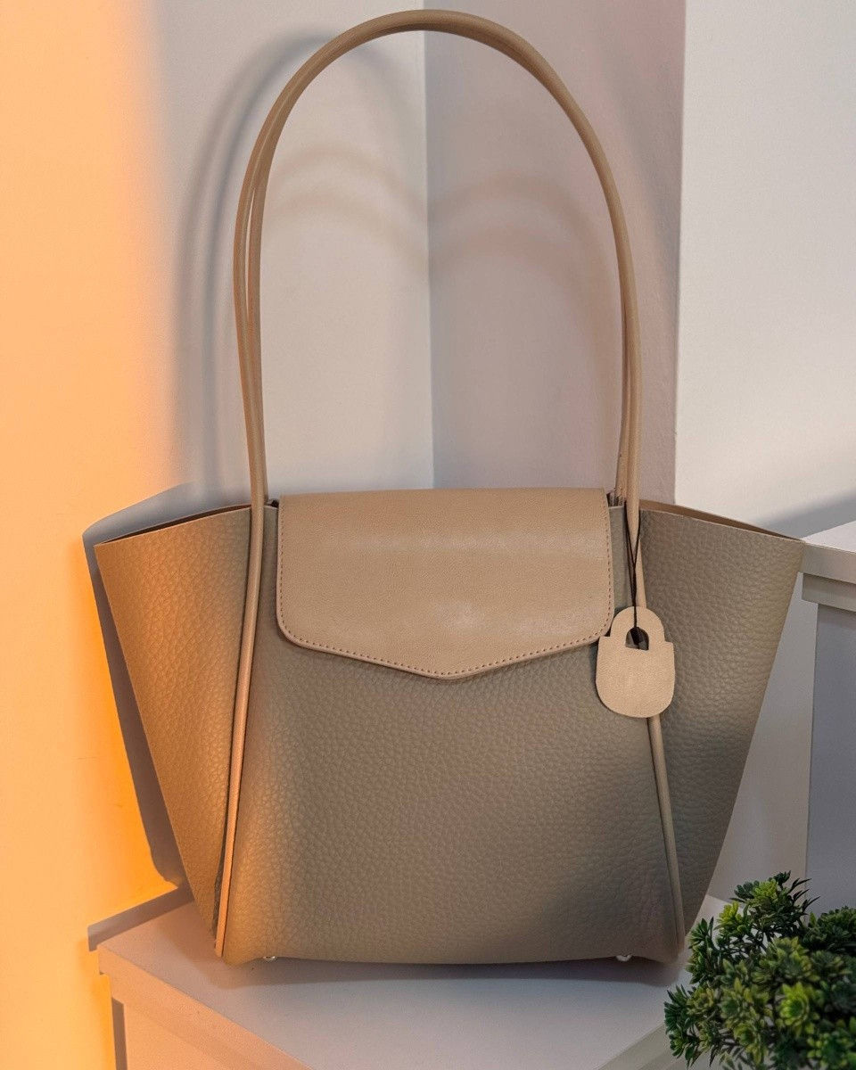 جنط نسائي 
سعر المفرد 15 آلاف دينار
سعر الدرزن 132 ألف دينار
قياس 28 × 40 سم 
واتس اب :***********
واتس اب :***********
