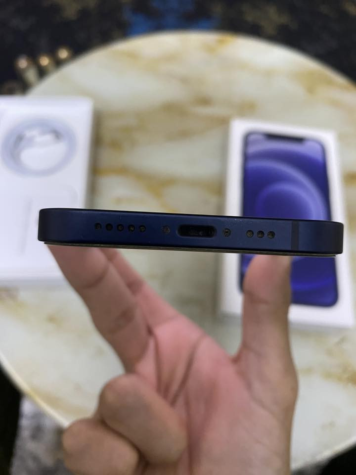 ايفون 12 العادي للبيع بطارية 79 🔋 مساحة 64 نظيف مية بالمية شاشة اصلية بطارية اصلية مو مبدل شي  ، للأستفسار اكثر على هذا الرقم واتساب ***********
