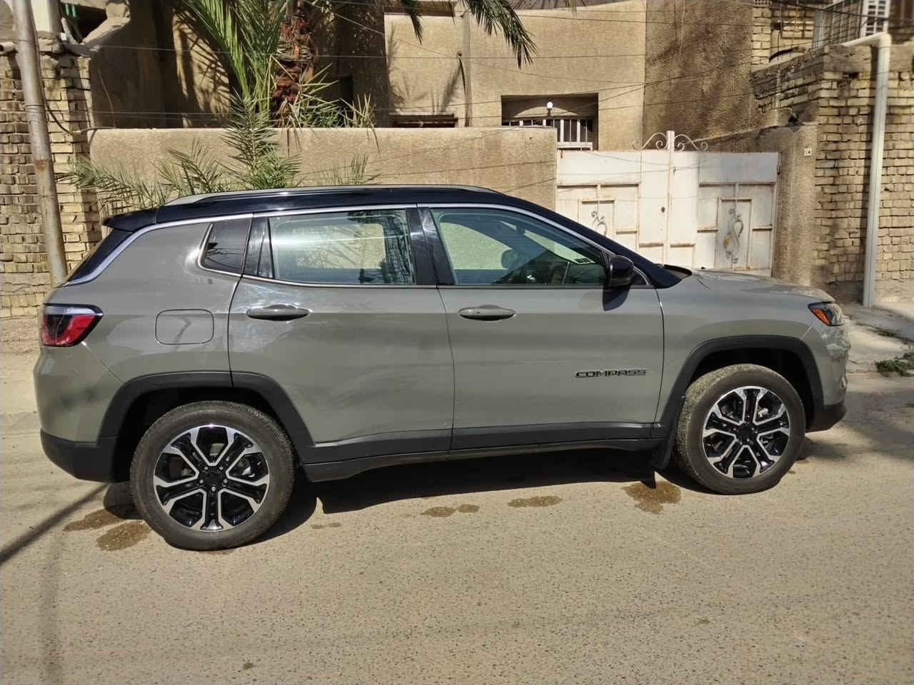 السلام عليكم للبيع جيب كومبارس موديل 2023 وارد أمريكي فول مواصفات بصمة كراسي جلد وكهرباء تو كلر باقي مواصفاتها معروفة بيها صبغ جاملغ خلفي ونص باب خلف السائق وباب الجنطة موضحة بل صور ورقم الشاصي مرفق السيارة بدون رقم فقط الفحص مؤقت مكانها بغداد السعر 140$ للاستفسار (***********)
